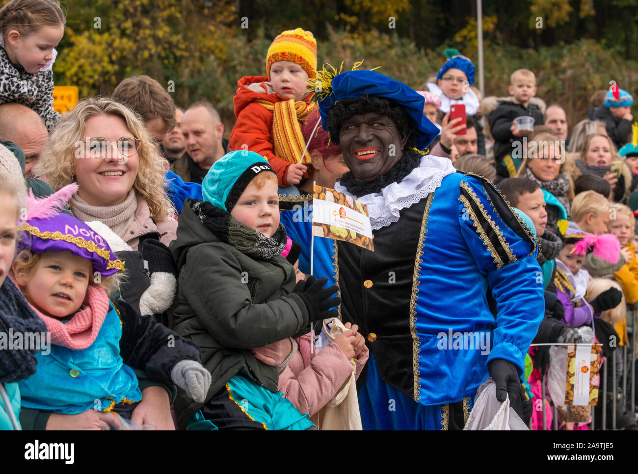 ENSCHEDE, Niederlande - 16.November 2019: Schwarzer Peter ist die helfende Hand des niederländischen Santa Claus genannt Sinterklaas ist Gruß an die Kinder. Stockfoto