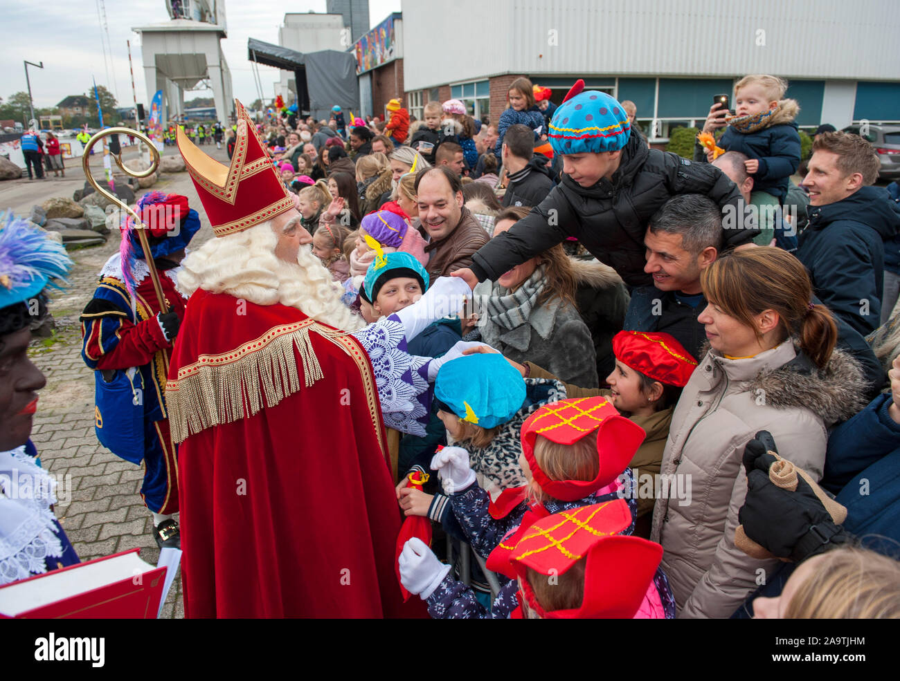 ENSCHEDE, Niederlande - 16.November 2019: Die niederländischen Santa Claus genannt interklaas' ist Begrüßung der Kinder, nachdem er auf einem Boot in einem dutc eingetroffen ist Stockfoto