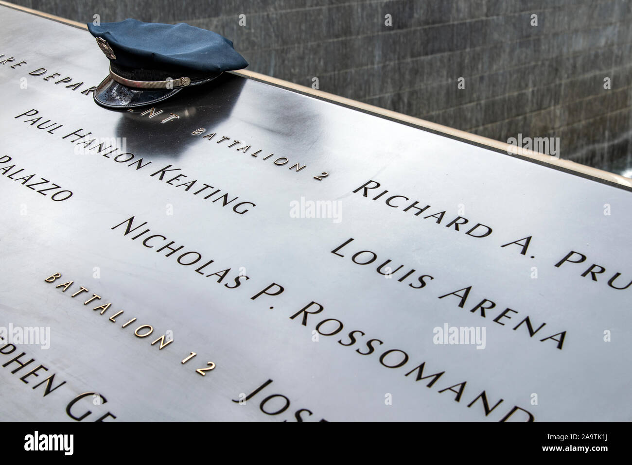 NYPD und FDNY Opfer Namen auf einer der Pools der Nationalen September 11 Memorial and Museum, Manhattan, New York, USA Stockfoto