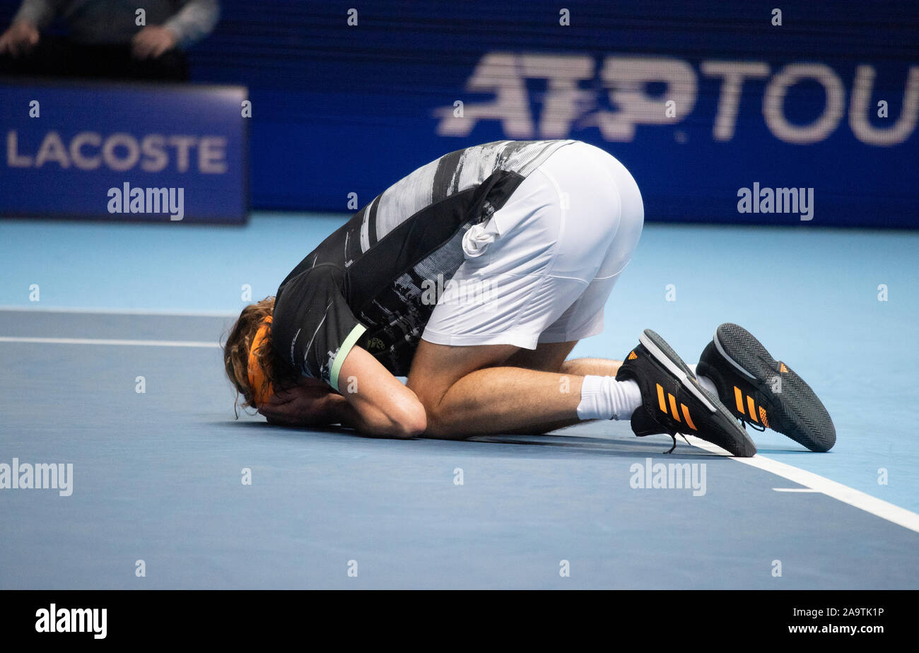 O2, London, UK. 17. November 2019. Eine emotionale Stefanos Tsitsipas gewinnt den 2019 Nitto ATP besiegte Dominic Thiem. Credit: Malcolm Park/Alamy Leben Nachrichten. Stockfoto