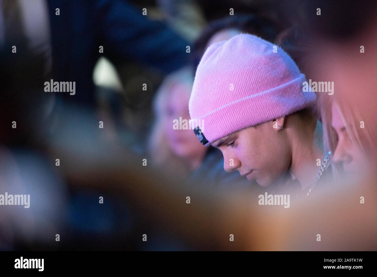 O2, London, UK. 17. November 2019. Stefanos Tsitsipas gewinnt den 2019 Nitto ATP besiegte Dominic Thiem, mit Romeo Beckham beobachten die übereinstimmen. Credit: Malcolm Park/Alamy Leben Nachrichten. Stockfoto