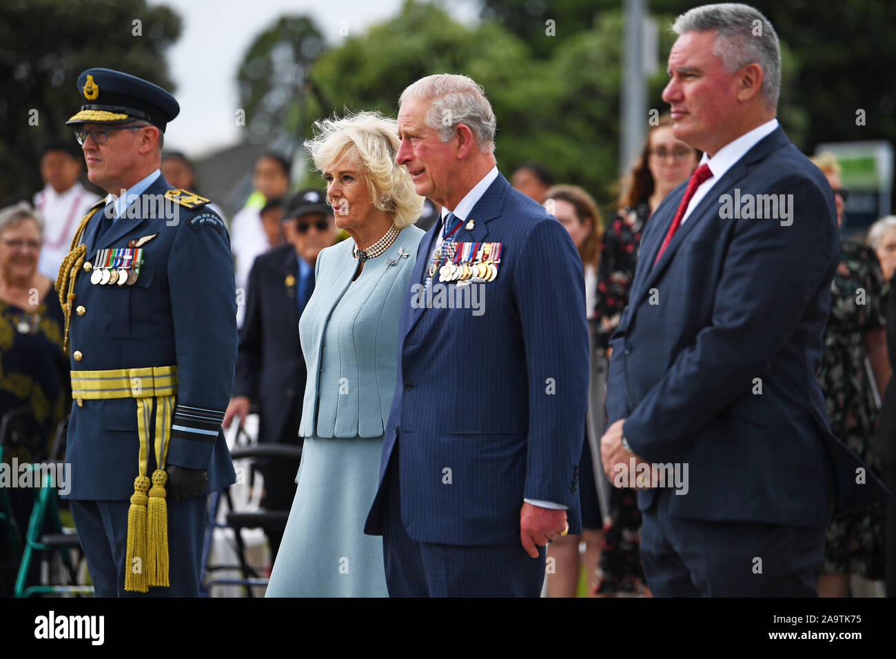 Der Prinz von Wales und die Herzogin von Cornwall besuchen eine Kranzniederlegung Zeremonie am Mount Roskill in Auckland War Memorial, am zweiten Tag der königlichen Besuch in Neuseeland. Stockfoto