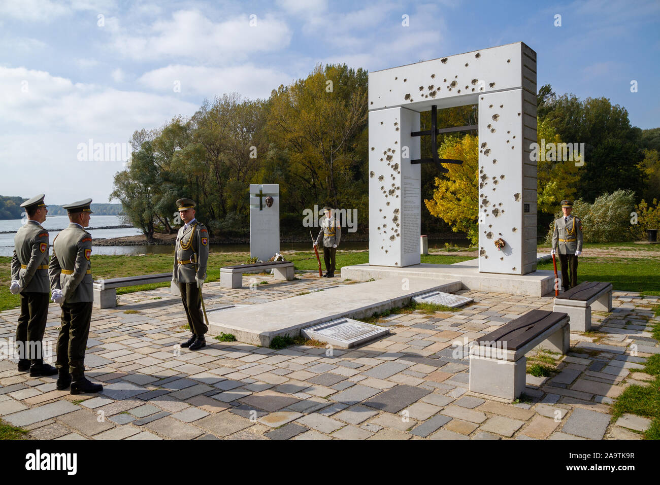Die Slowakische ehrenwache am Denkmal "Brana Slobody" (Tor der Freiheit) Gedenken an Menschen, die an der Grenze auf der Flucht getötet wurden. Stockfoto