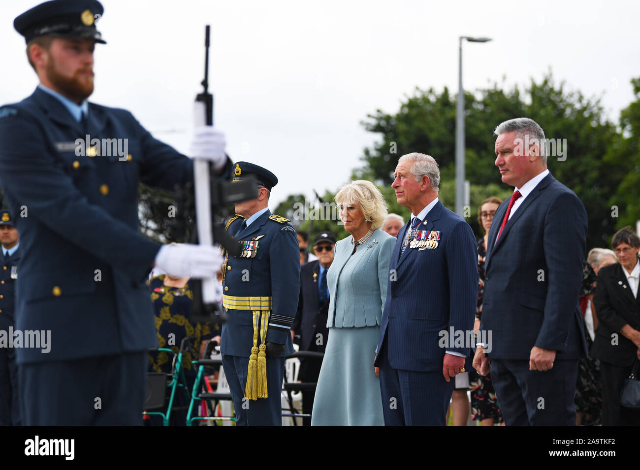 Der Prinz von Wales und die Herzogin von Cornwall besuchen eine Kranzniederlegung Zeremonie am Mount Roskill in Auckland War Memorial, am zweiten Tag der königlichen Besuch in Neuseeland. Stockfoto