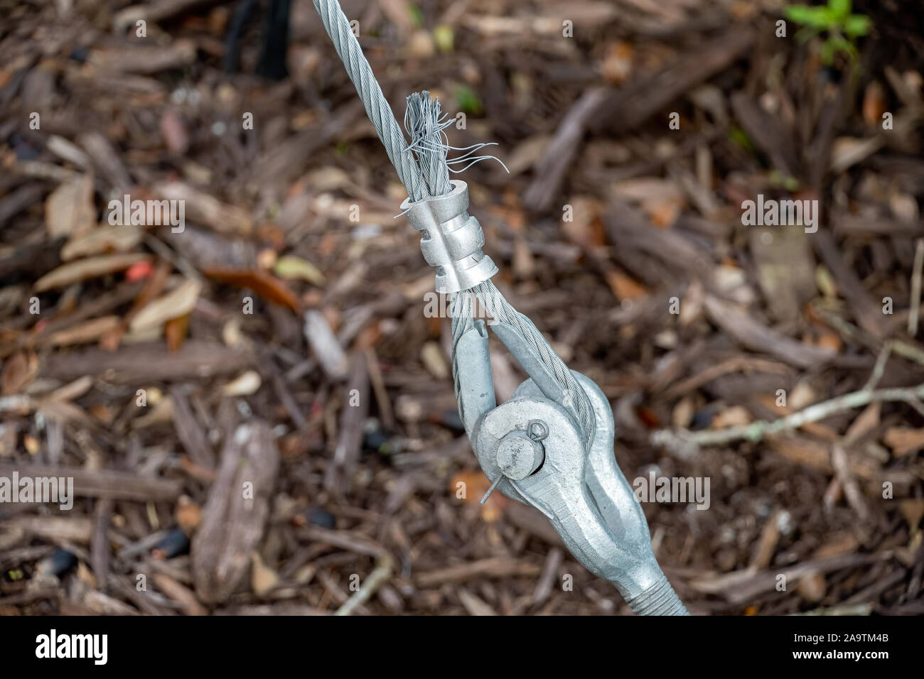 Drehverbindung und Verbindung mit einem Stahl Kabel beim Einbau der Strukturen outdoor close-up Stockfoto