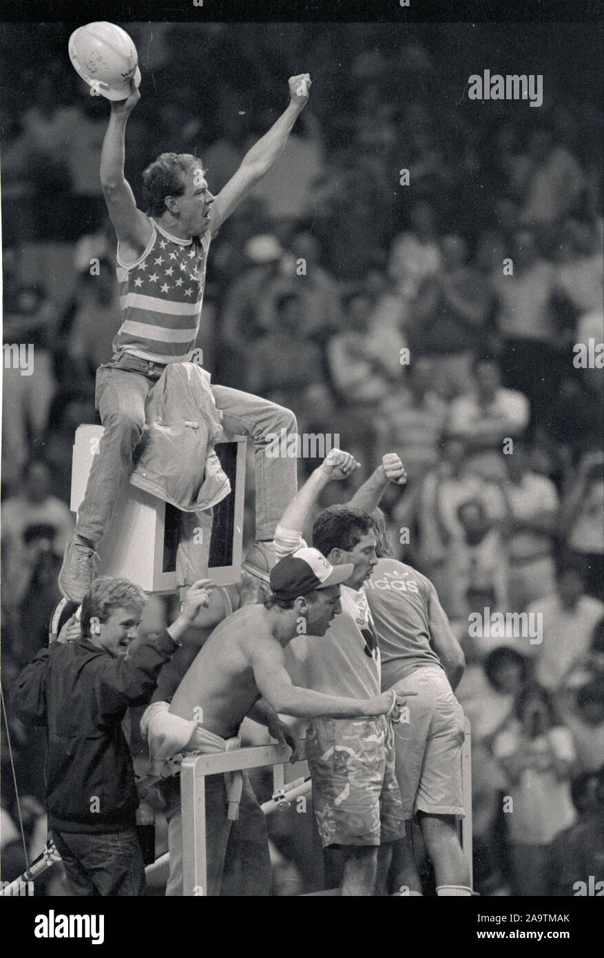 Boston Celtics Fans feiern die 1986 NBA Meisterschaft über die HOuston Rockets im Boston Garden in Boston, Ma USA Foto gewinnen von Bill belknap Stockfoto