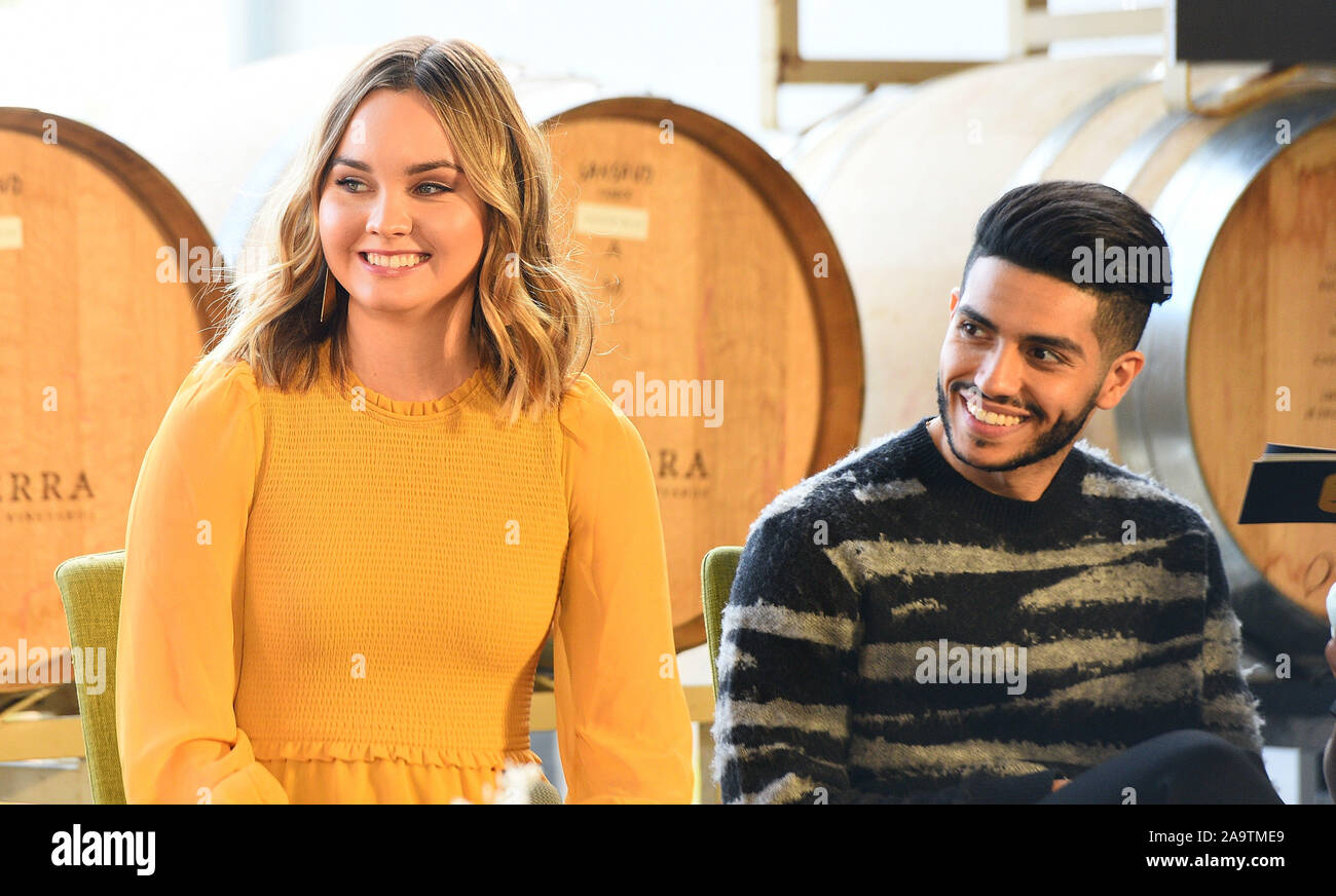 NAPA, CA - 16. NOVEMBER: Akteure Liana Liberato und Mena Massoud sind auf der Bühne an der 'Rising Star' Showcase während der 2019 Napa Valley Film Festival am Materra | Cunat Family Vineyards am 16. November 2019 in Napa, Kalifornien gesehen. Foto: imageSPACE Stockfoto