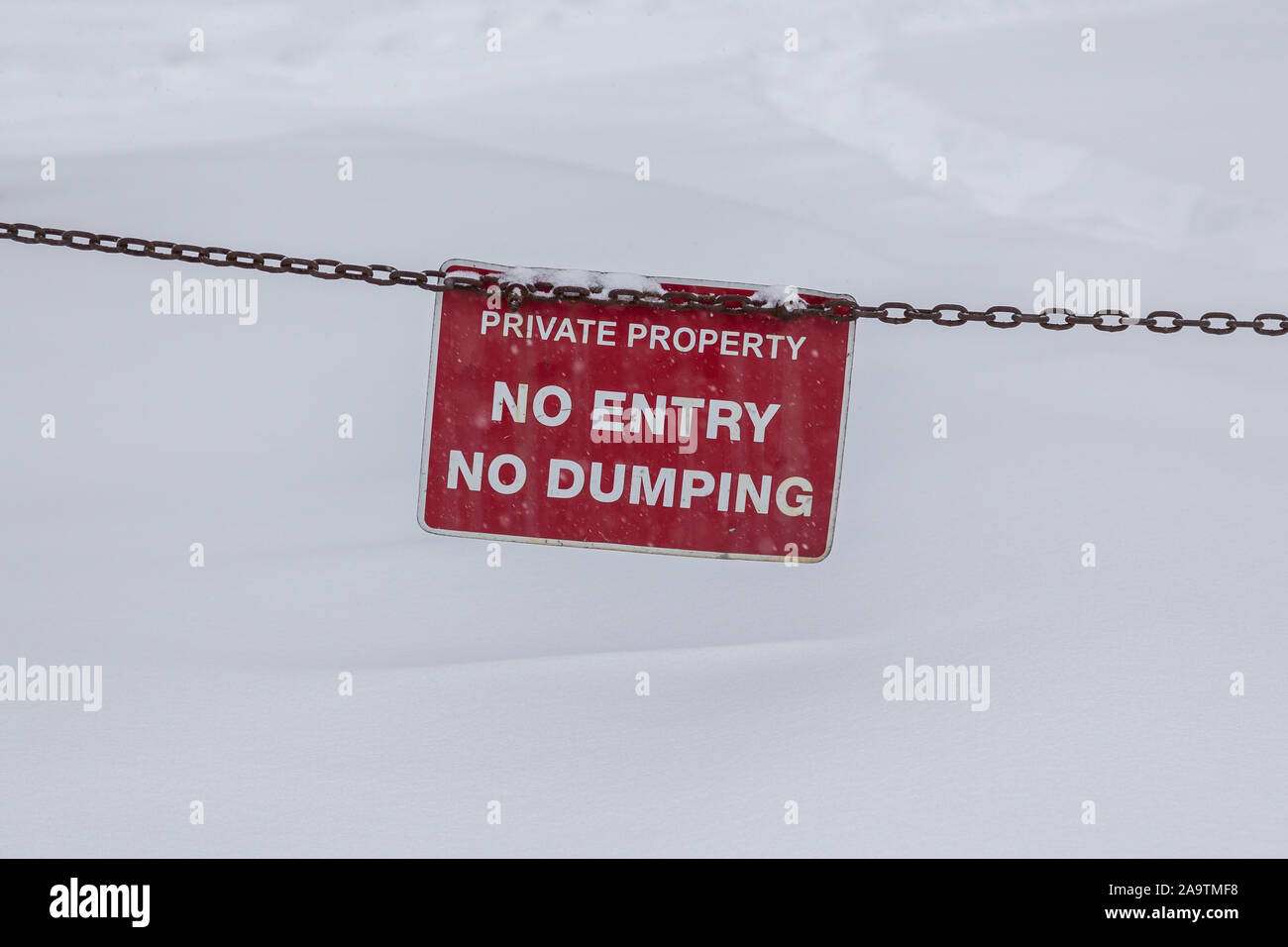 Ein Schild, das private Eigentum, kein Eintrag, kein Dumping Stockfoto