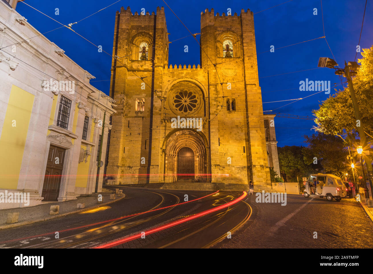 Lissabon, Portugal - 10. AUGUST 2019: Kathedrale von Lissabon und in der Nacht. Menschen gesehen werden kann. Stockfoto