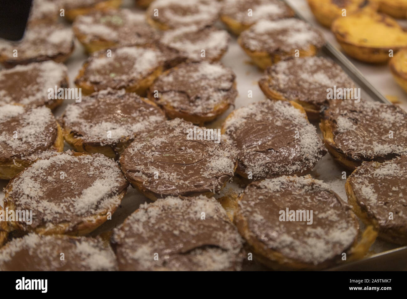 Schokolade creme Pudding (auch pasteis de Nata bei einer Bäckerei in Lissabon gefordert). Stockfoto