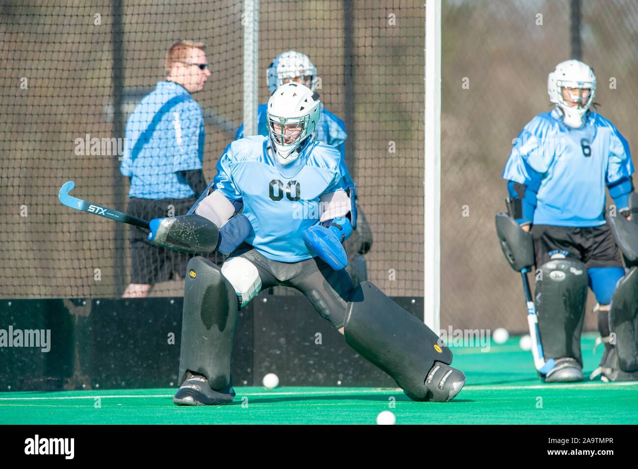 Ein Johns Hopkins University Frauen Hockey goalie verteidigt das Netz während einer Centennial Conference Halbfinale Spiel mit Gettysburg College, 7. November 2009. Vom Homewood Sammlung Fotografie. () Stockfoto