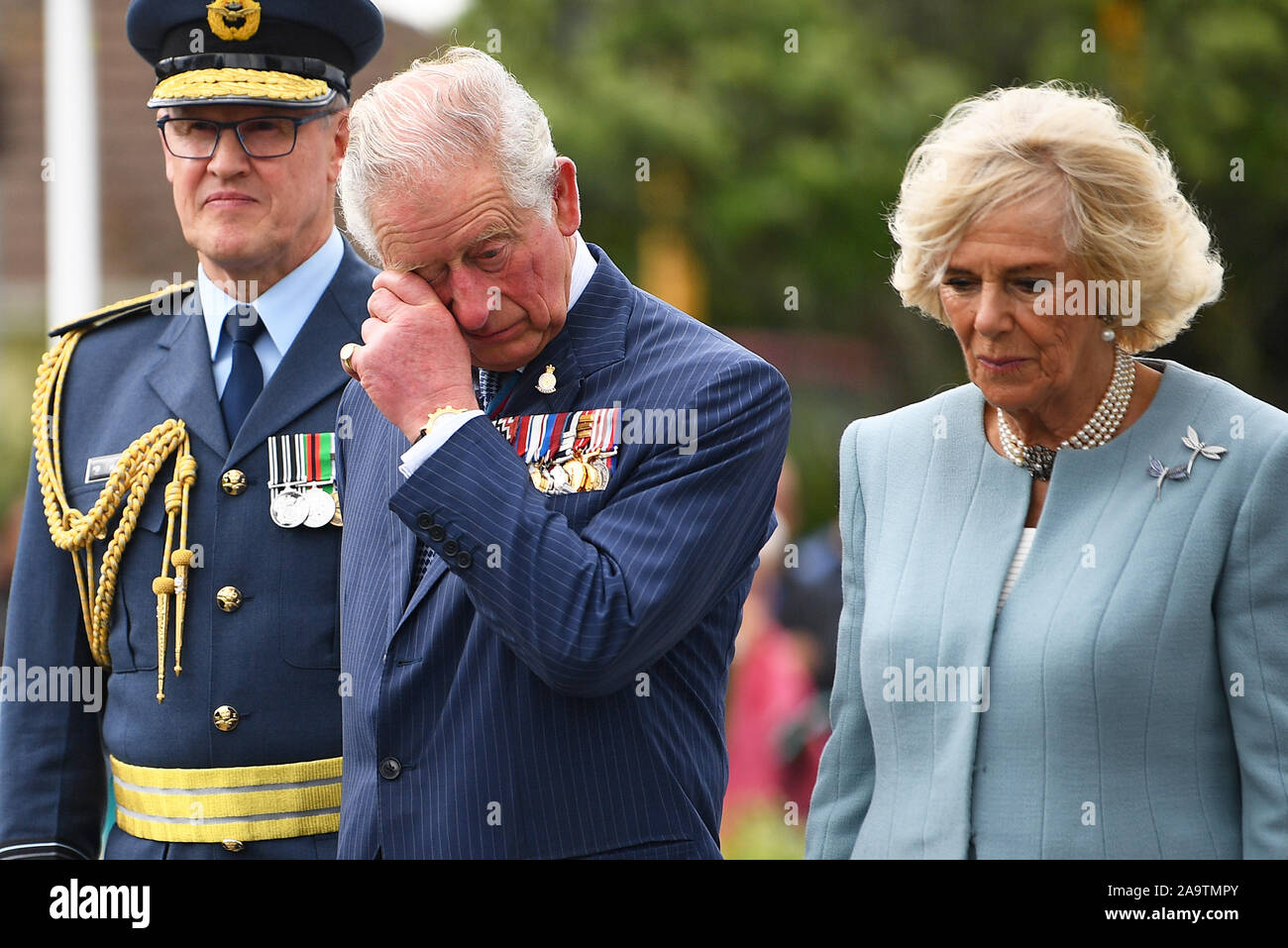 Der Prinz von Wales und die Herzogin von Cornwallvisit Gräber von Soldaten, die im Ersten Weltkrieg während einer Kranzniederlegung Zeremonie am Mount Roskill Kriegerdenkmal in Auckland serviert, am zweiten Tag der königlichen Besuch in Neuseeland. Stockfoto