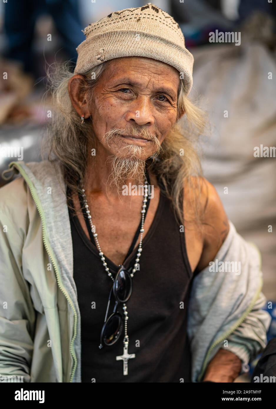 Ein filipino Street Hersteller posiert für ein Foto in einem Bereich von Cebu City, Philippinen Stockfoto