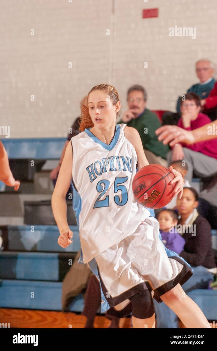 Drei viertel länge geschossen von einem Spieler von Basketball Team der Johns Hopkins University Frauen, drehen, während sich das Gericht mit der Kugel, während eine Übereinstimmung mit dem Libanon Valley College, 2. Dezember 2004. Vom Homewood Sammlung Fotografie. () Stockfoto