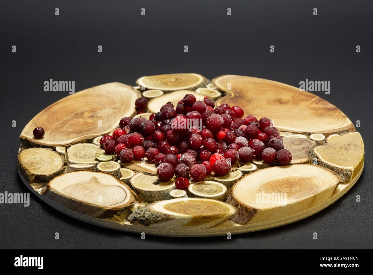 Gefrorene Beeren Preiselbeeren auf einem Tablett aus Holz- kreise Stockfoto