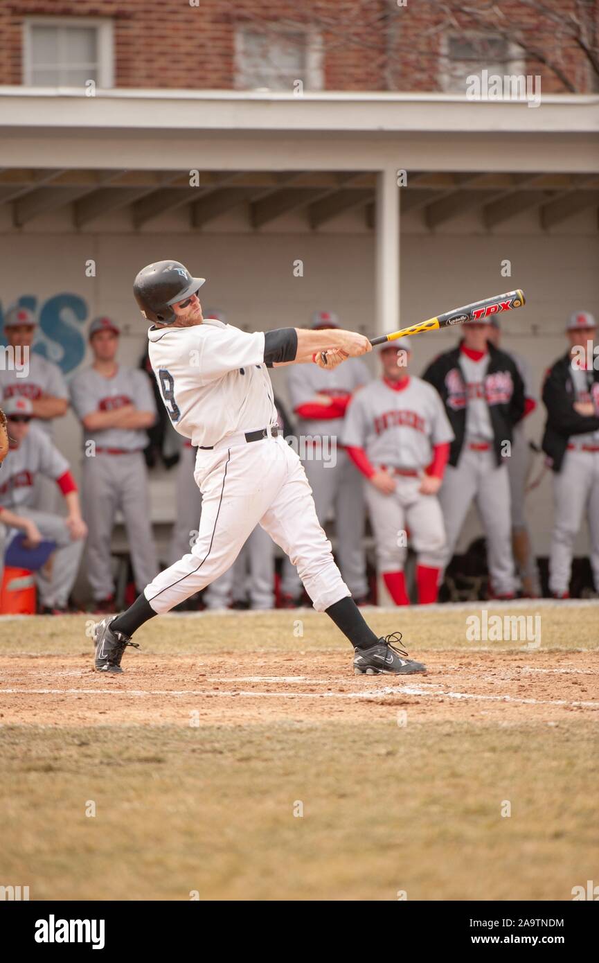 In voller Länge Profil geschossen, von der Johns Hopkins University Herren Baseball Team Player, schwingen die Fledermaus während eines Spiels mit der Rutgers Universität, 7. März 2009. Vom Homewood Sammlung Fotografie. () Stockfoto
