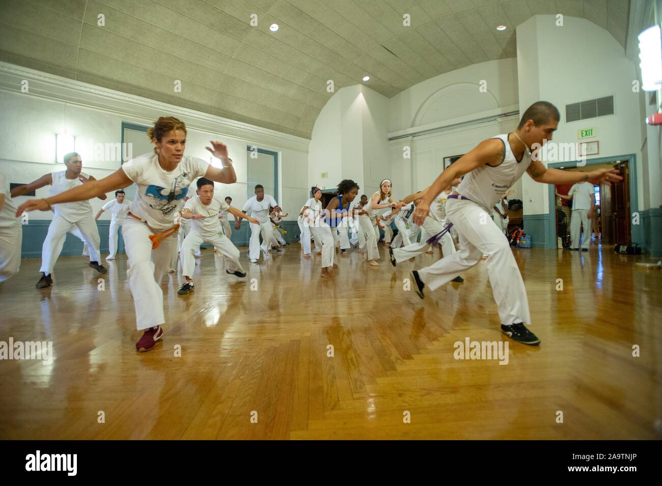 Die Teilnehmer üben Capoeira in einem Studio an der Johns Hopkins Universität, Baltimore, Maryland, 10. September 2010. Vom Homewood Sammlung Fotografie. () Stockfoto
