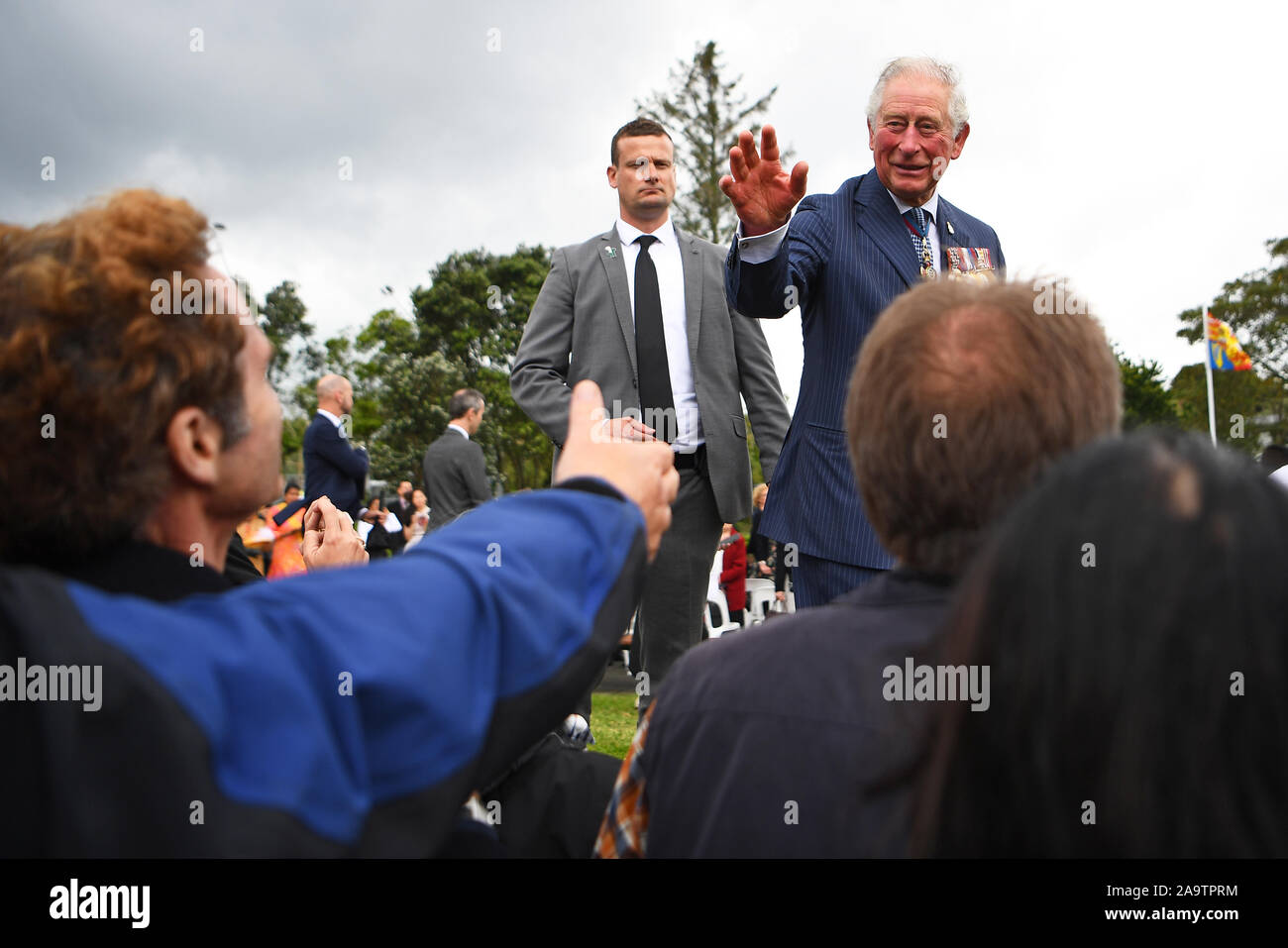 Der Prinz von Wales Wellen auf Mitglieder der Öffentlichkeit, wie er eine Kranzniederlegung Zeremonie am Mount Roskill Kriegerdenkmal in Auckland besucht, am zweiten Tag der königlichen Besuch in Neuseeland. Stockfoto