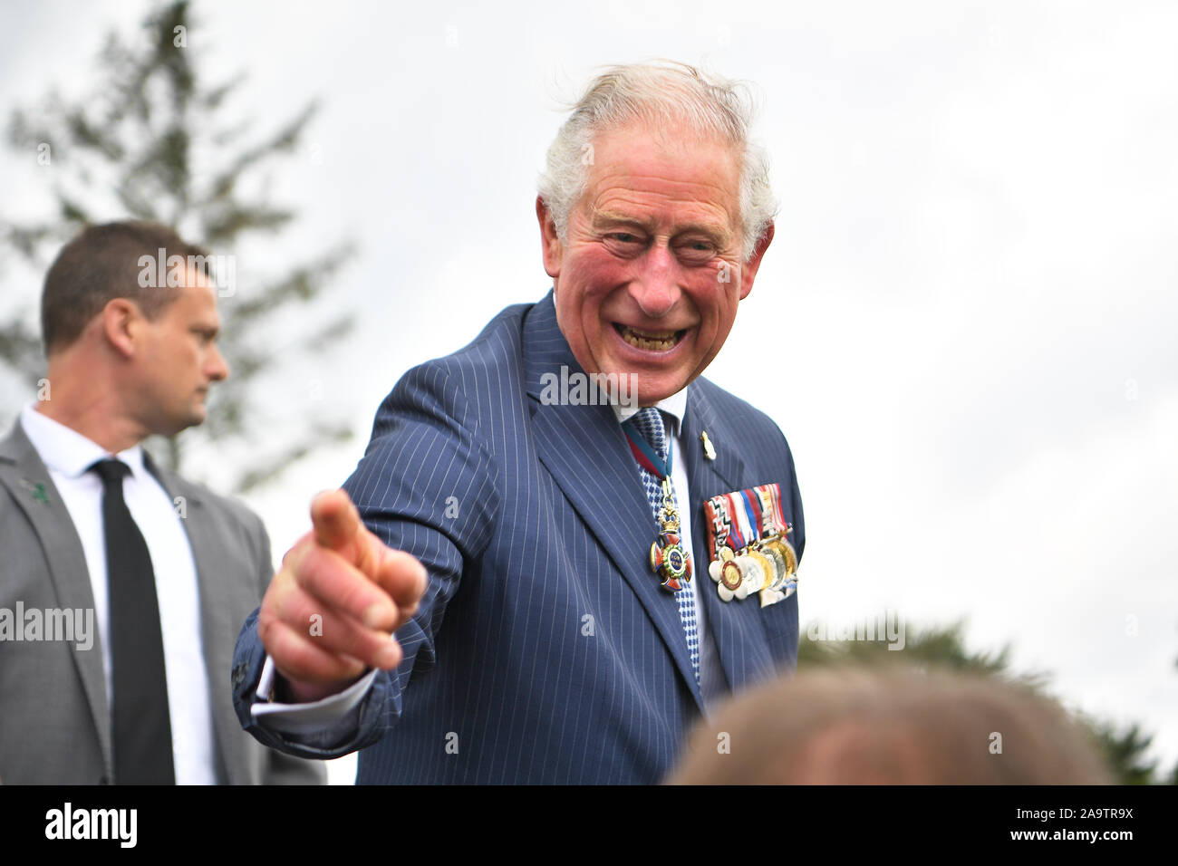 Der Prinz von Wales begrüßt Mitglieder der Öffentlichkeit, wie er eine Kranzniederlegung Zeremonie am Mount Roskill Kriegerdenkmal in Auckland besucht, am zweiten Tag der königlichen Besuch in Neuseeland. Stockfoto