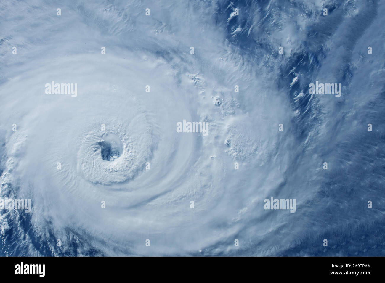 Typhoon von Raum in der Nähe der Küste. Elemente dieses Bild wurde von der NASA eingerichtet. Stockfoto