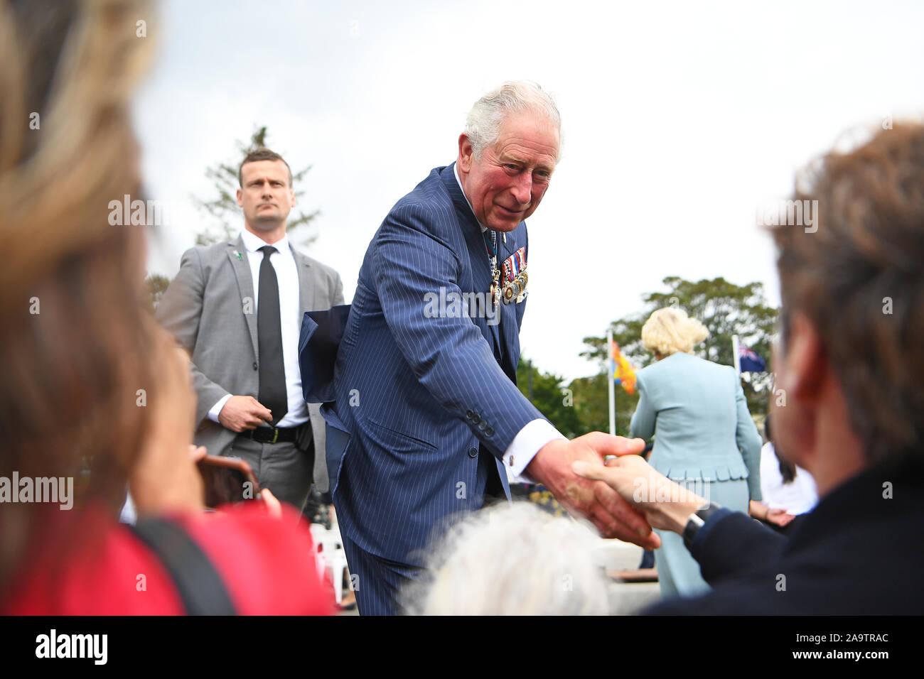 Der Prinz von Wales begrüßt Mitglieder der Öffentlichkeit, wie er eine Kranzniederlegung Zeremonie am Mount Roskill Kriegerdenkmal in Auckland besucht, am zweiten Tag der königlichen Besuch in Neuseeland. Stockfoto