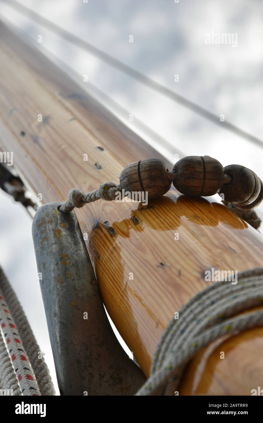 Detaillierte Nahaufnahme von parrel Perlen - Teil der Takelage auf dem Mast eines traditionellen hölzernen Segelyacht Stockfoto