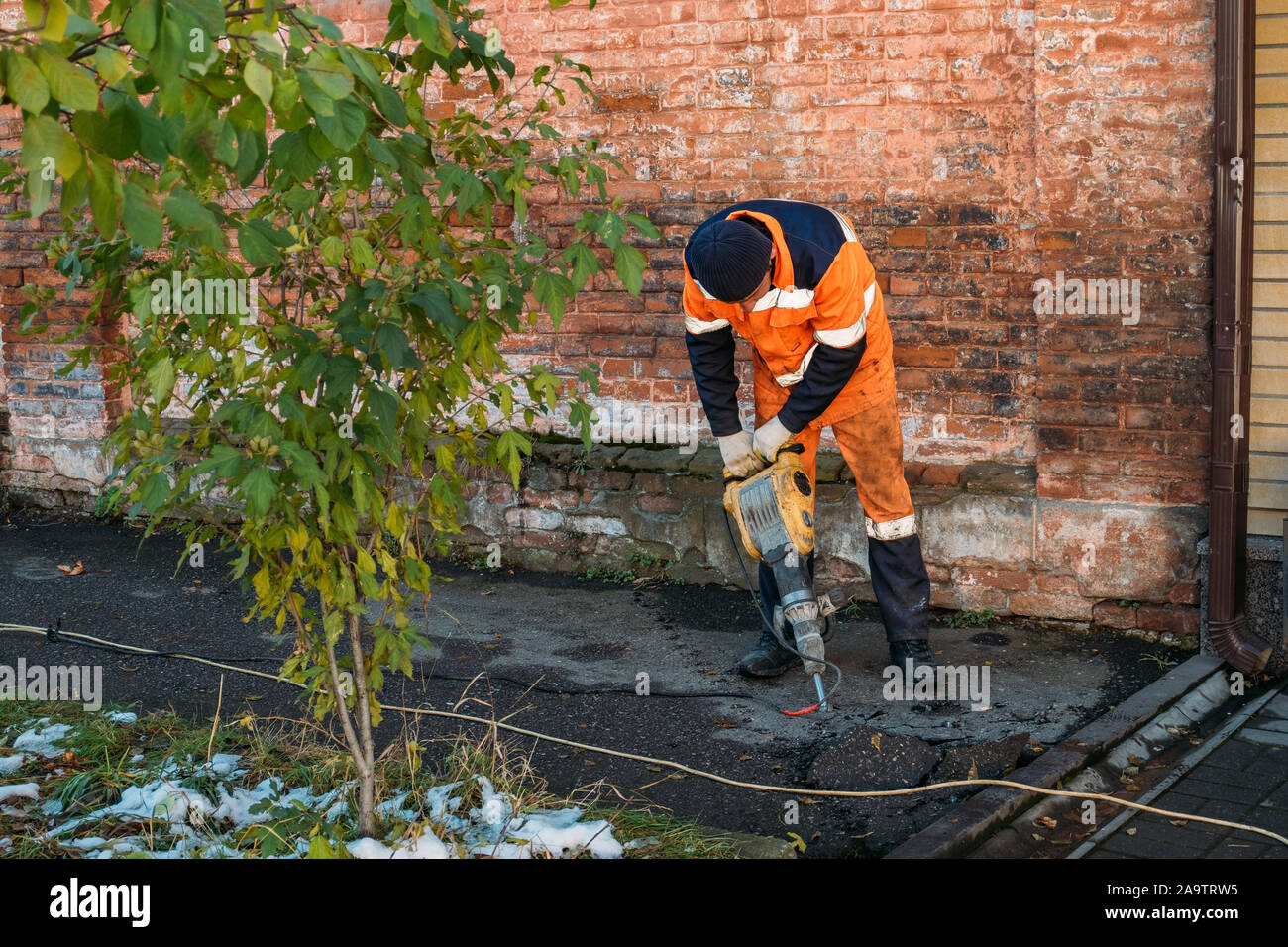 Straßenarbeiter bohren Asphalt Pflaster mit Presslufthammer Stockfotografie  - Alamy