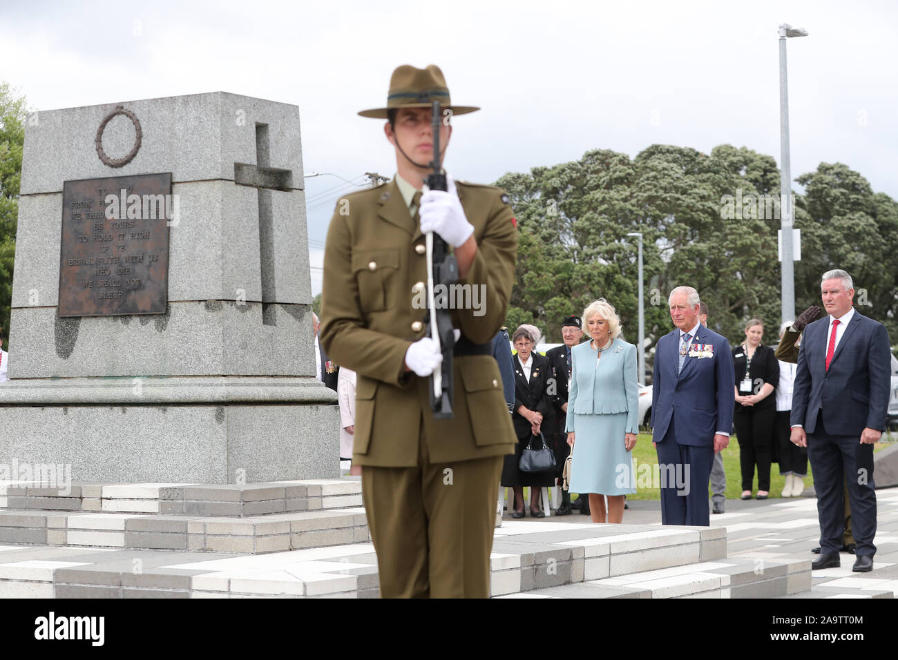 Der Prinz von Wales und die Herzogin von Cornwall besuchen eine Kranzniederlegung Zeremonie am Mount Roskill in Auckland War Memorial, am zweiten Tag der königlichen Besuch in Neuseeland. Stockfoto