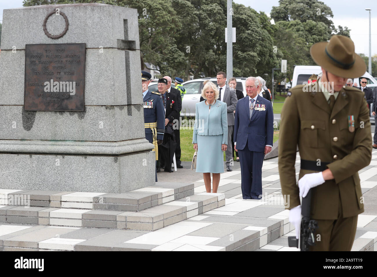 Der Prinz von Wales und die Herzogin von Cornwall besuchen eine Kranzniederlegung Zeremonie am Mount Roskill in Auckland War Memorial, am zweiten Tag der königlichen Besuch in Neuseeland. Stockfoto