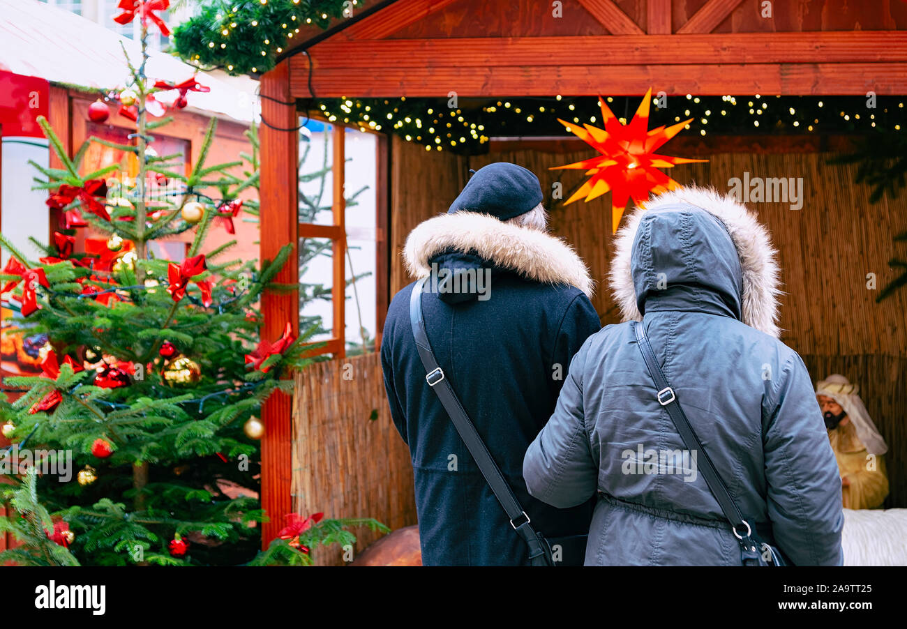 Weihnachtsmarkt in opernpalais Fotos und Bildmaterial in hoher