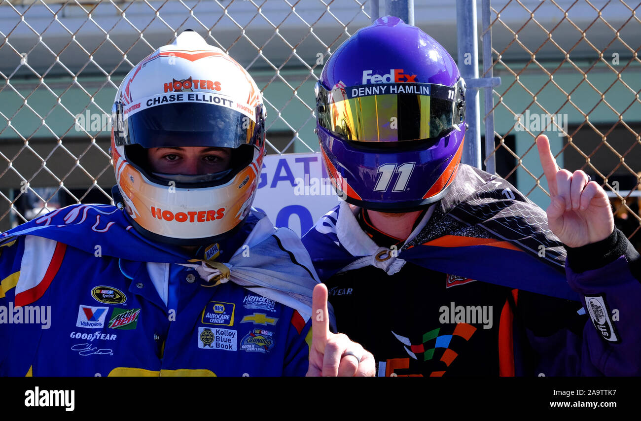 Homestead, United States. 17. Nov, 2019. Chase Elliot und Denny Hamlin vor der NASCAR Ford EcoBoost 400 Serie Cup Meisterschaft an Homestead-Miami Speedway in Homestead, Florida am Sonntag, 17. November 2019. Dies ist die letzte Meisterschaft Rennen auf dem Homestead-Miami Speedway gehalten zu werden. In der nächsten Saison die Meisterschaft nach Phoenix, Arizona bewegen wird. Foto von Gary ich Rothstein/UPI Quelle: UPI/Alamy leben Nachrichten Stockfoto