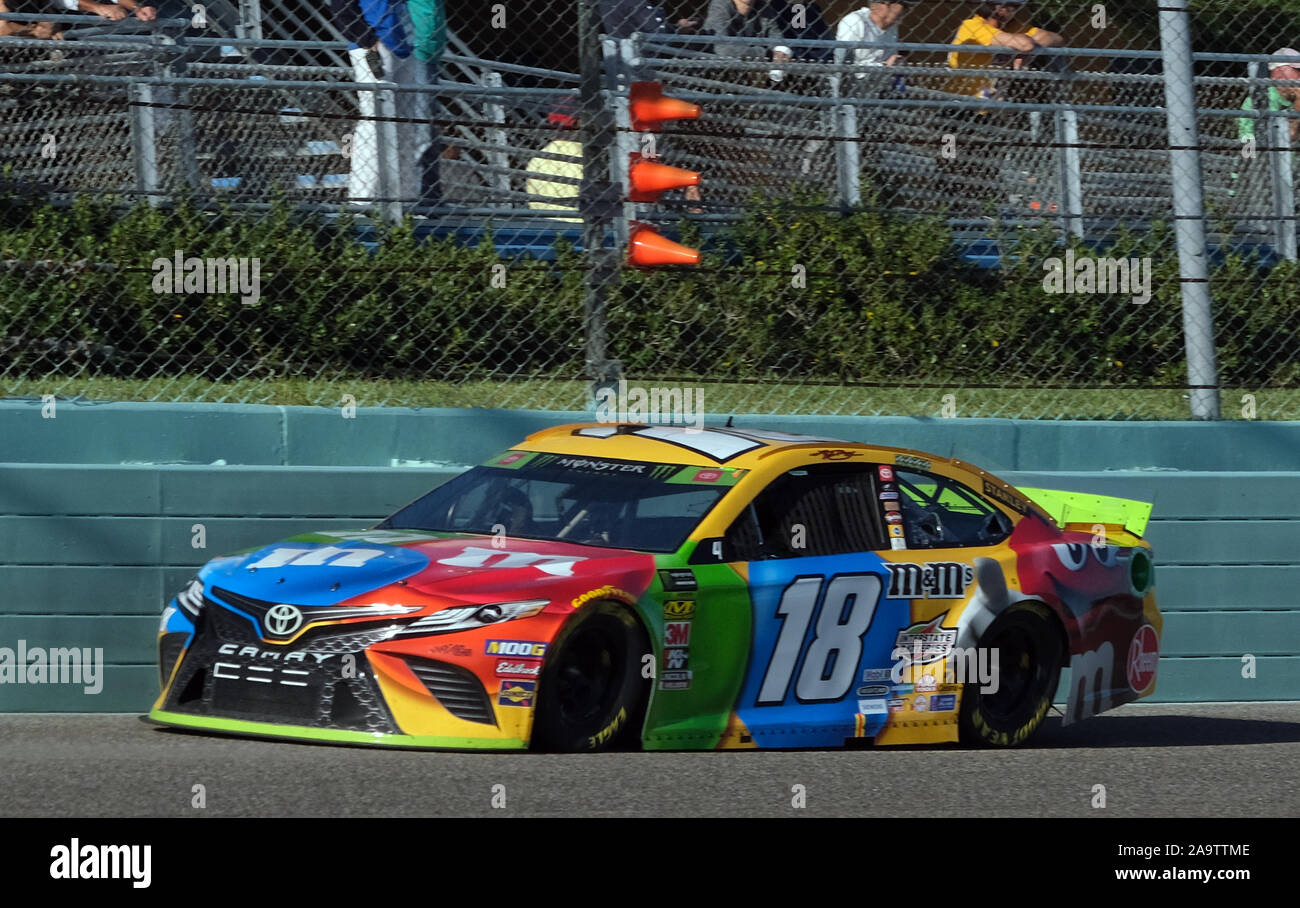 Homestead, United States. 17. Nov, 2019. Kyle Busch geben Sie einen während der NASCAR Ford EcoBoost 400 Serie Cup Meisterschaft an Homestead-Miami Speedway in Homestead, Florida am Sonntag, 17. November 2019. Dies ist die letzte Meisterschaft Rennen auf dem Homestead-Miami Speedway gehalten zu werden. In der nächsten Saison die Meisterschaft nach Phoenix, Arizona bewegen wird. Foto von Gary ich Rothstein/UPI Quelle: UPI/Alamy leben Nachrichten Stockfoto