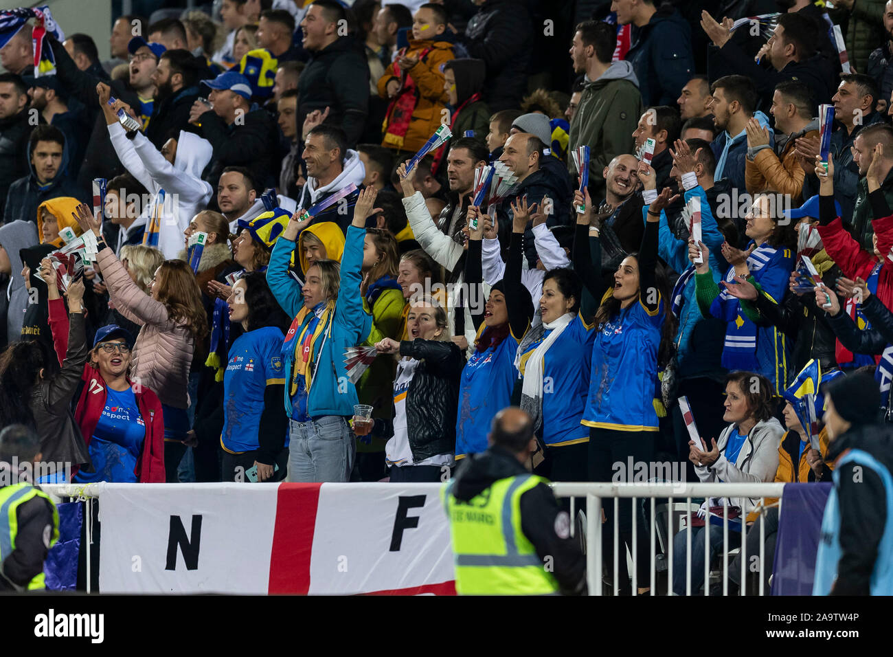 Pristina, Kosovo. 17. Nov, 2019. Kosovo Fans während der UEFA EURO 2020 Qualifikation Gruppe eine Übereinstimmung zwischen dem Kosovo und England an Fadil Vokrri Stadion am 17. November 2019 in Pristina, Kosovo. (Foto von Daniel Chesterton/phcimages.com) Credit: PHC Images/Alamy leben Nachrichten Stockfoto