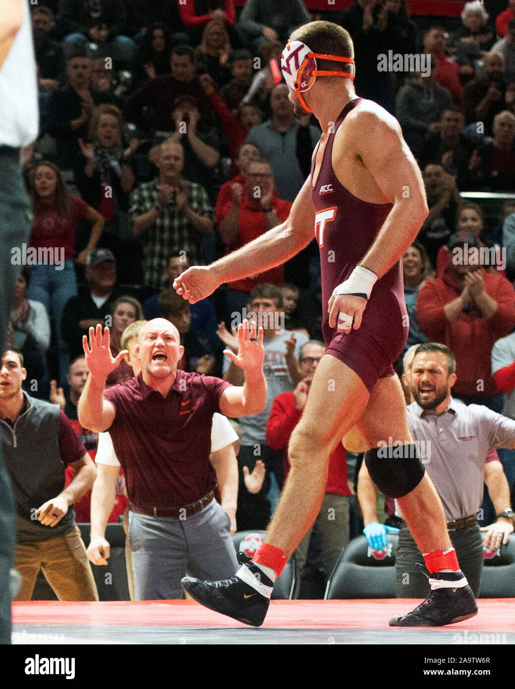 November 17, 2019: Virginia Tech Hokies Haupttrainer Tony Robie (links) Trainer Virginia Tech Hokies David McFadden (rechts) bei 165 lbs. in seinem Match gegen Ohio State Buckeyes Ethan Smith an der Covelli Center in Columbus, Ohio. Brent Clark/CSM Stockfoto