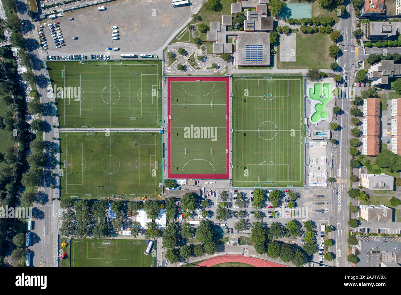 Overhead Antenne drone Schuß Blick auf Fußballfeldern in Lugano, Schweiz Stockfoto
