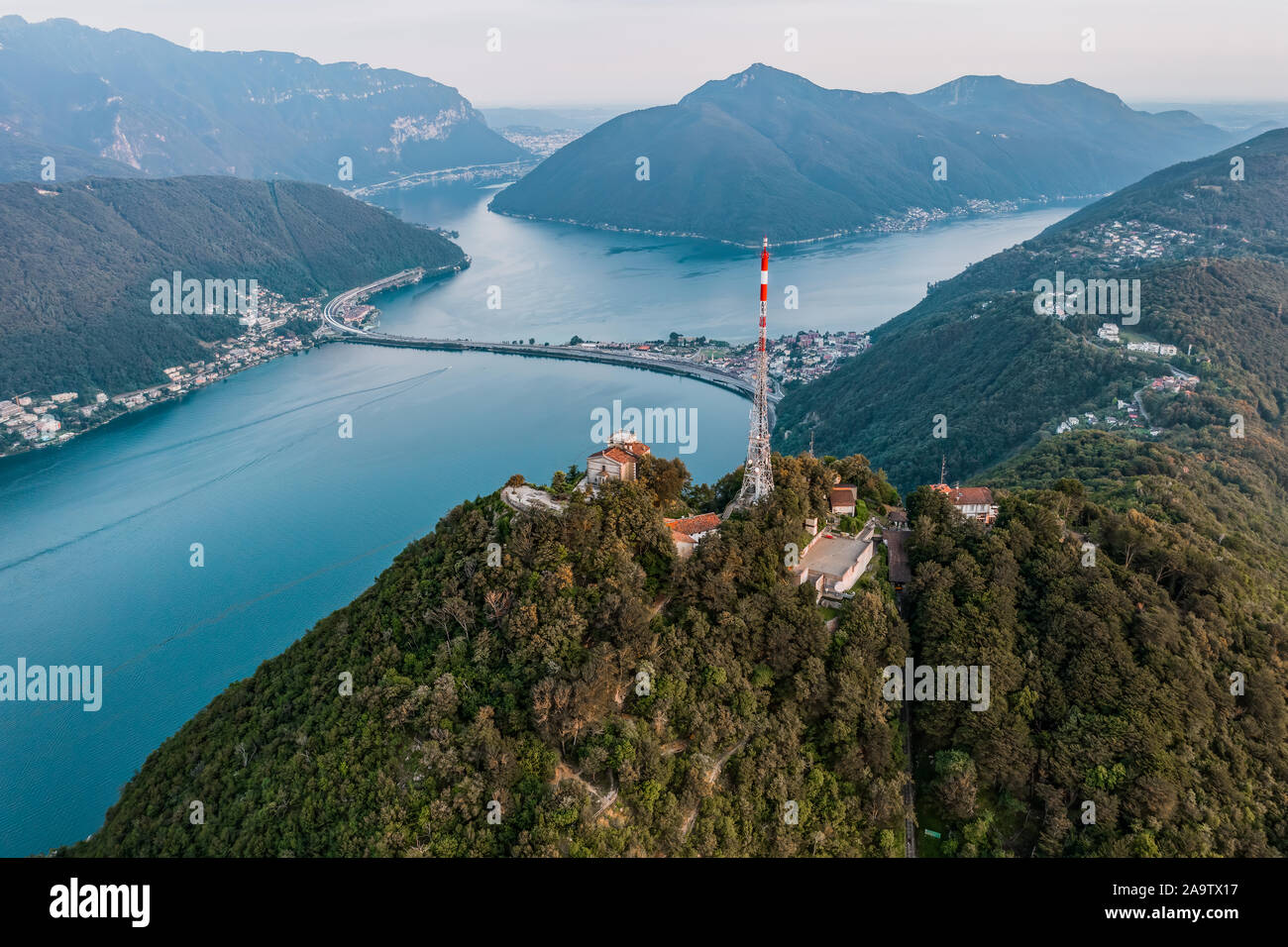 Antenne drone Schuß Blick auf die Gipfel des Monte San Giorgio, Salvatore, und Brücke diga di Melide in Schweizer italienischen Grenze Stockfoto Antenne drone Schuß Blick auf die Gipfel des Monte San Giorgio, Salvatore, und Brücke diga di Melide in Schweizer italienischen Grenze Stockfoto