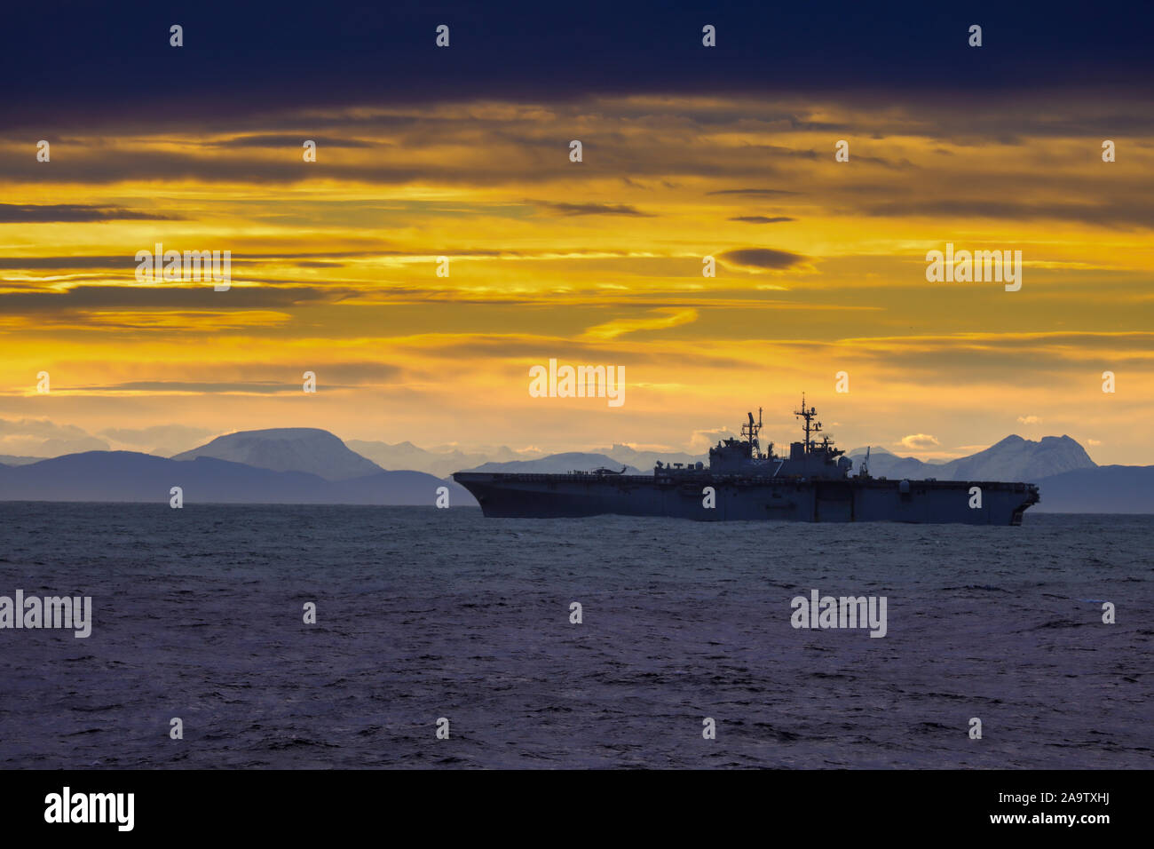 USS Iwo Jima eine Wespe klasse Amphibisches Schiff der United States Navy vor der Küste von Norwegen Stockfoto