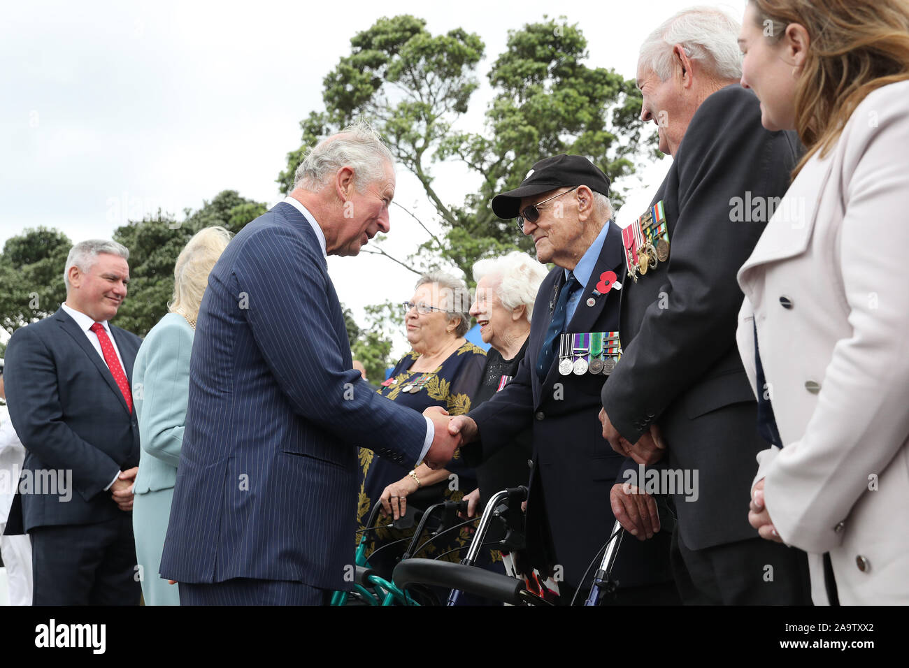 Der Prinz von Wales und die Herzogin von Cornwall treffen Kriegsveteranen während einer Kranzniederlegung Zeremonie am Mount Roskill in Auckland War Memorial, am zweiten Tag der königlichen Besuch in Neuseeland. Stockfoto