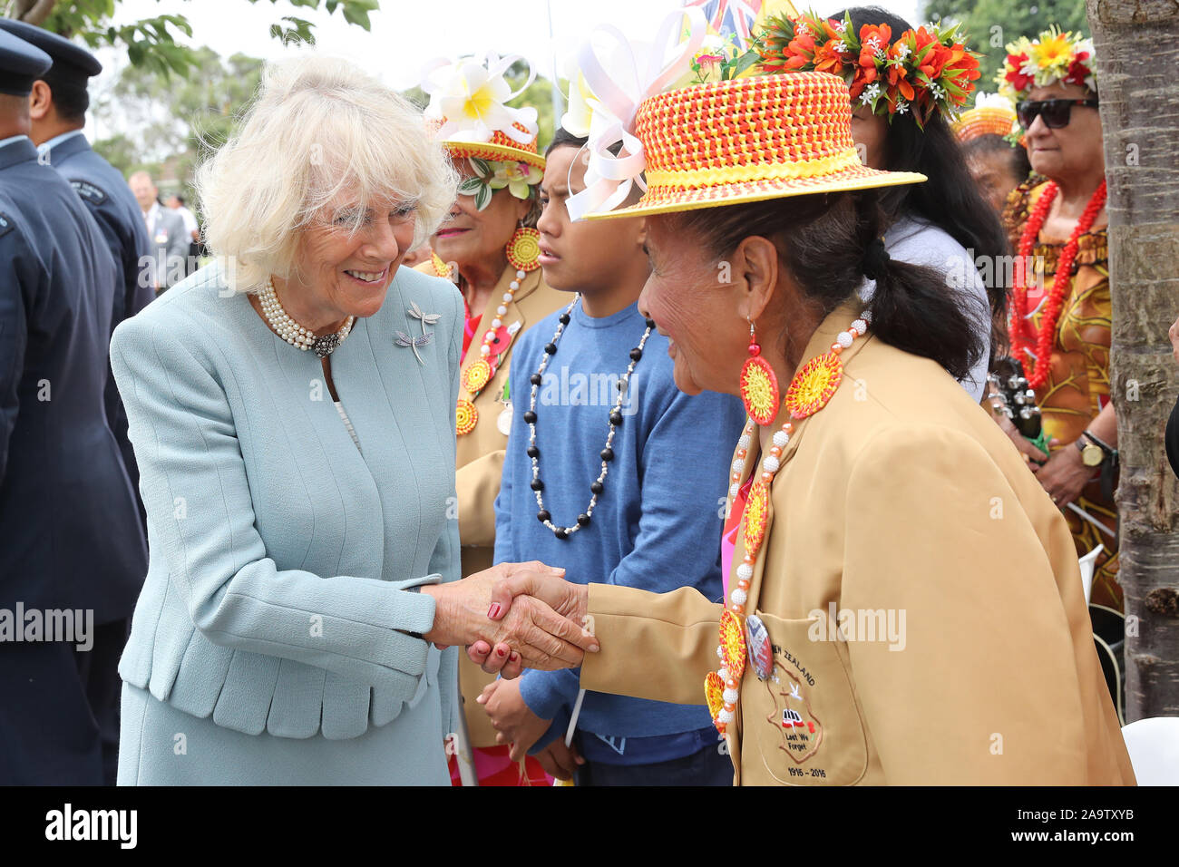 Der Prinz von Wales und die Herzogin von Cornwall mit Vertretern der Niue Aotearoa Gemeinschaft während einer Kranzniederlegung Zeremonie am Mount Roskill in Auckland War Memorial, am zweiten Tag der königlichen Besuch in Neuseeland. Stockfoto