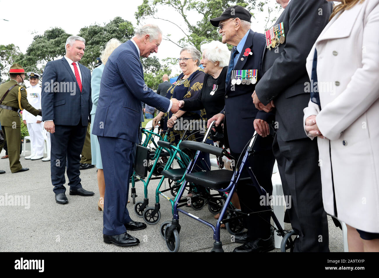 Der Prinz von Wales und die Herzogin von Cornwall treffen Kriegsveteranen während einer Kranzniederlegung Zeremonie am Mount Roskill in Auckland War Memorial, am zweiten Tag der königlichen Besuch in Neuseeland. Stockfoto