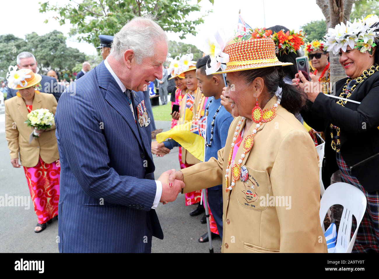 Der Prinz von Wales und die Herzogin von Cornwall mit Vertretern der Niue Aotearoa Gemeinschaft während einer Kranzniederlegung Zeremonie am Mount Roskill in Auckland War Memorial, am zweiten Tag der königlichen Besuch in Neuseeland. Stockfoto