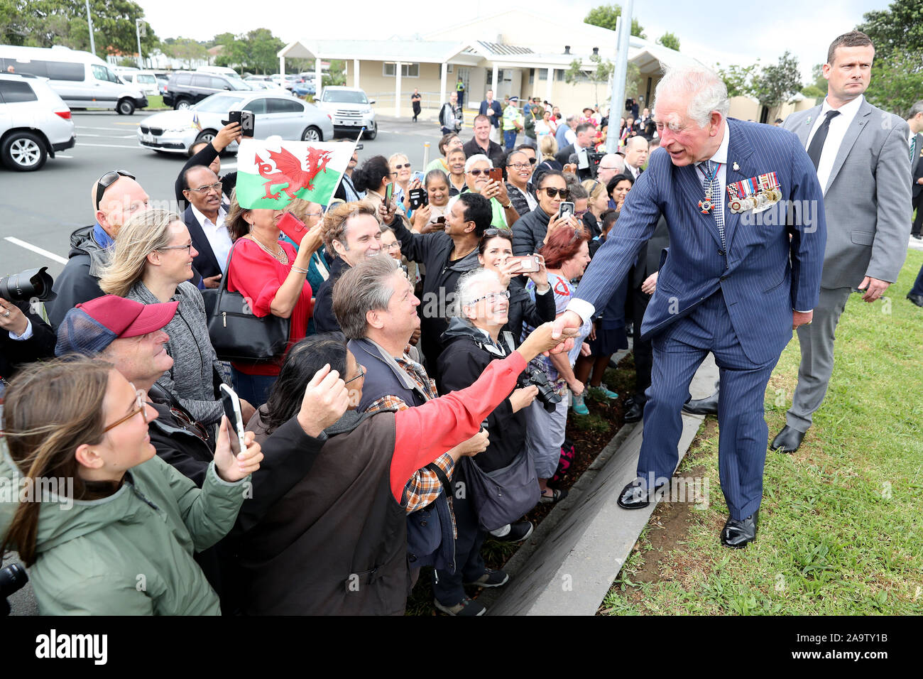 Der Prinz von Wales trifft Einheimische während einer Kranzniederlegung Zeremonie am Mount Roskill in Auckland War Memorial, am zweiten Tag der königlichen Besuch in Neuseeland. Stockfoto