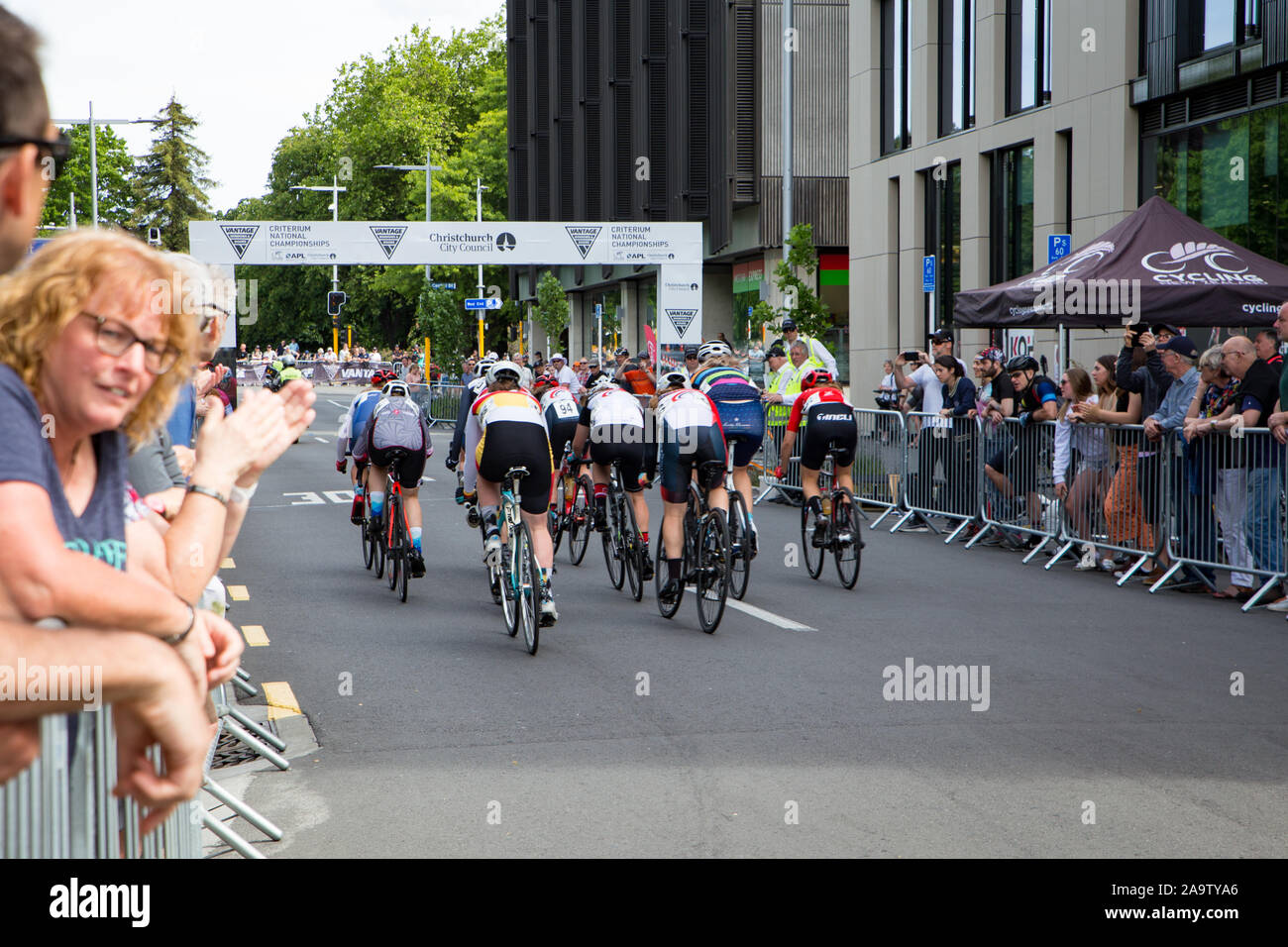 Christchurch, Canterbury, Neuseeland, 17. November 2019: Zuschauer jubeln die Radfahrer auf, als sie in der Nähe der letzten Runde Stockfoto