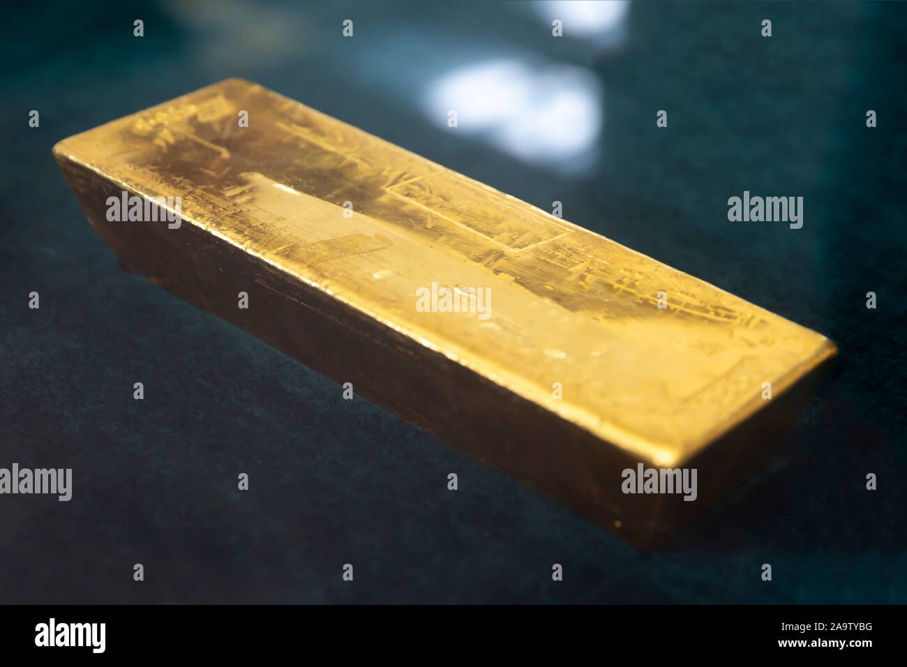 Echtes gold bar Bullion invertiert wird auf einem schwarzen Hintergrund zu sehen. Stockfoto