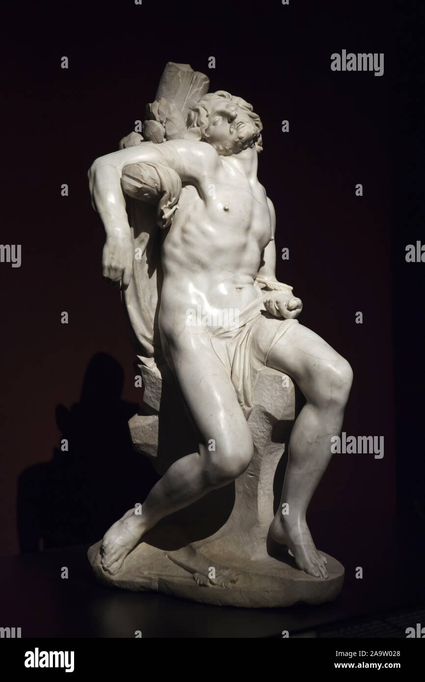 Die Marmorstatue aint Sebastian" von italienischen Barock Bildhauers Gian Lorenzo Bernini (1617-1618), das auf dem Display bei Caravaggio und Bernini Ausstellung im Kunsthistorischen Museum (Museum für Kunstgeschichte) in Wien, Österreich. Die Ausstellung präsentiert Gemälde von Caravaggio und Skulpturen von Bernini zusammen läuft bis 19. Januar 2020. Stockfoto