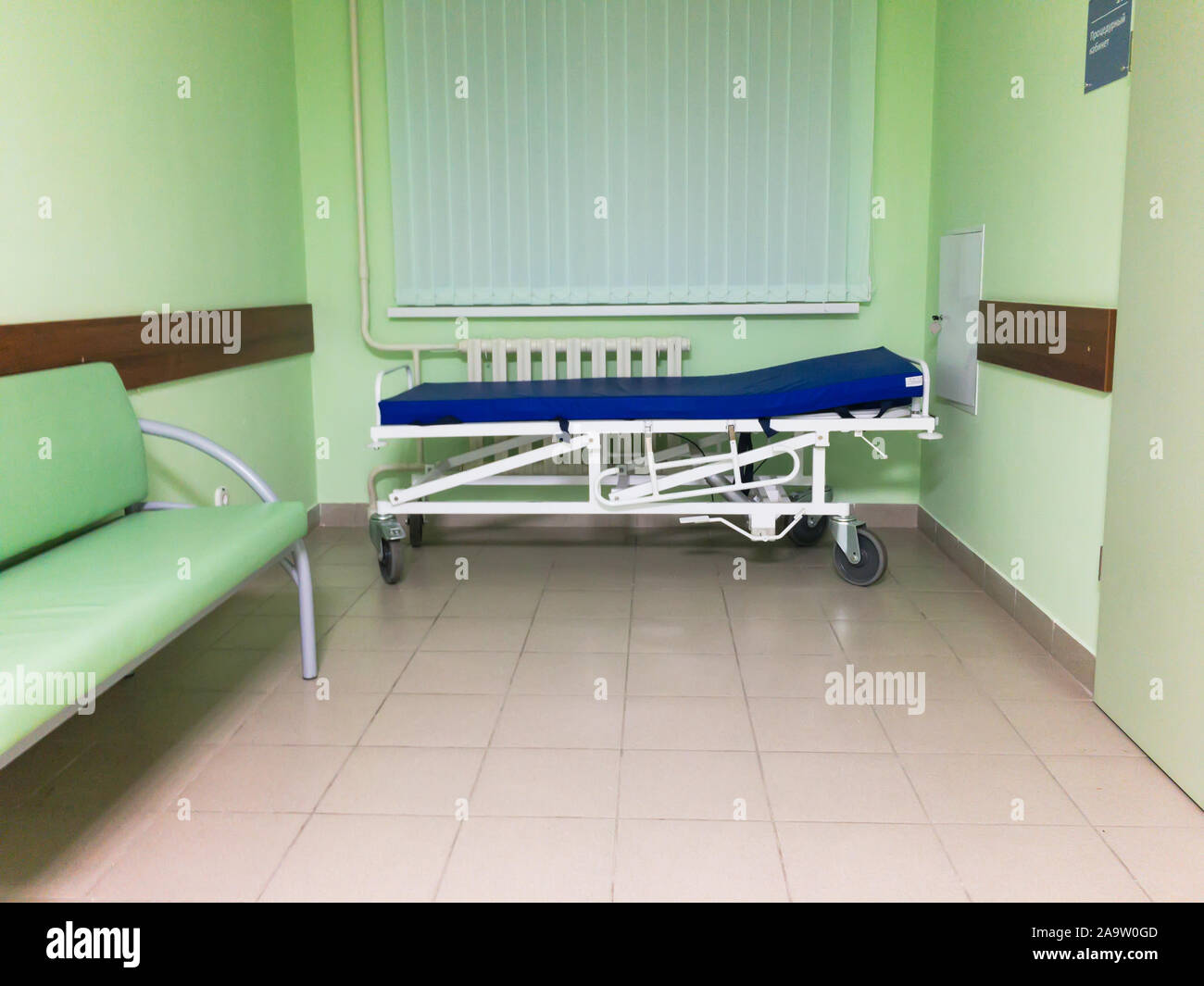 Billig gurney in den Armen Krankenhaus Flur Stockfoto