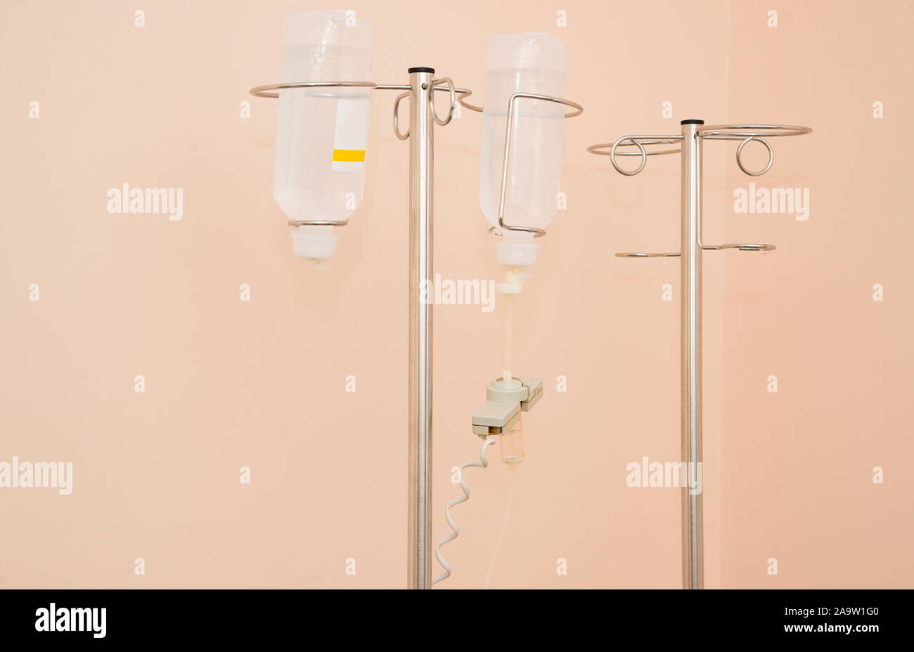 Günstige medizinische Infusion Systems mit Arzneimitteln in den Armen Krankenhaus Stockfoto