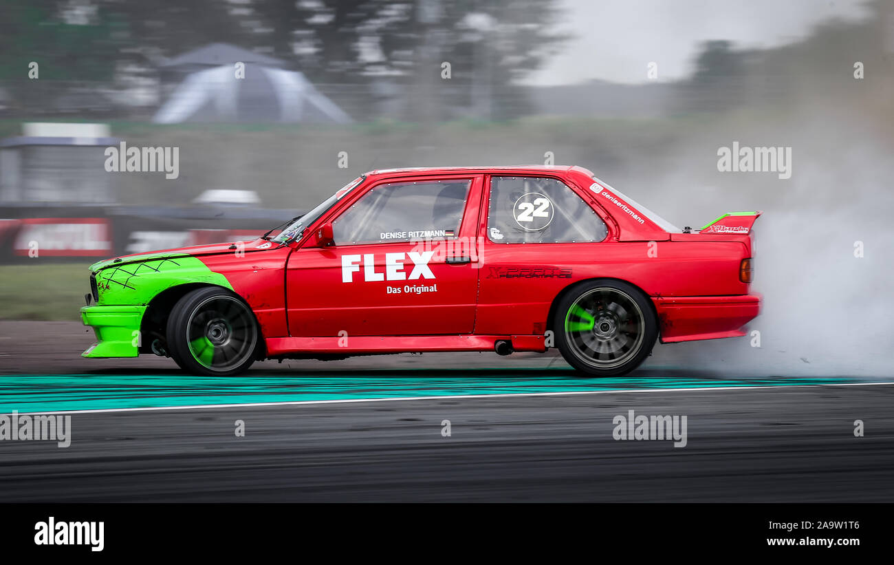 Oschersleben, Deutschland, 30. August 2019: Denise Ritzmann fahrt Ihr BMW E30 während der Drift Kings International Serie auf der Motorsport Arena in Deutschland Stockfoto