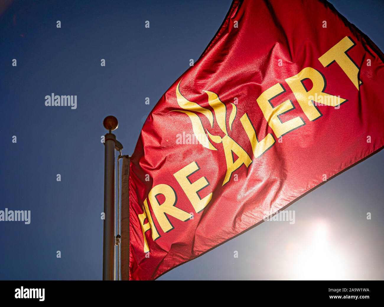 Flagge mit gelben Buchstaben, liest "Feuer-Alarm" Stockfoto