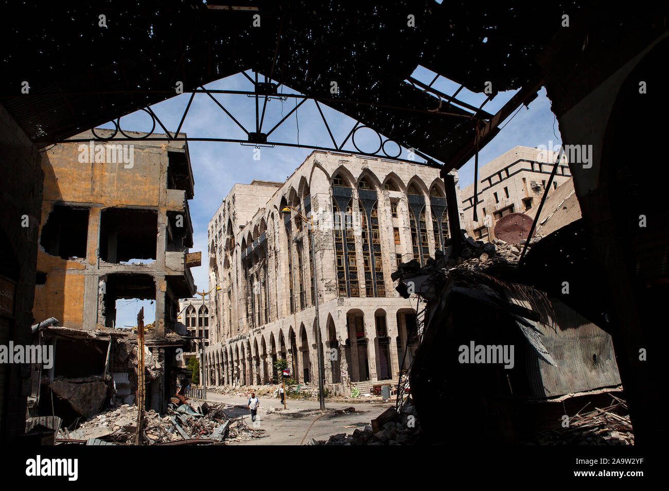 Eine Anzahl von Gebäuden wurden in der Nachbarschaft der Alten Homs" in der historischen Stadt Homs abgerissen. Syrische Opposition vor allem aus Mitgliedern der terroristischen Gruppe von Daesh der alten Nachbarschaft von Homs für sechs Monate belegt. Nach Monaten des Kämpfens der syrischen Armee und Milizen gelungen Daesh zu entfernen und diesen Teil der Stadt zurückgefordert. Auf 2014/Mai/19. Stockfoto